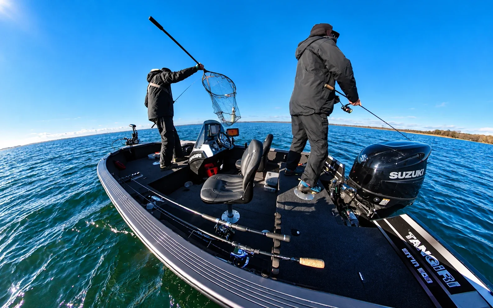 Ekipa Perła Fishing Team podbiera rybę na łodzi