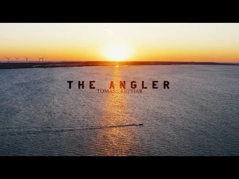 Kadr z filmu The Angler, zachód słońca nad wodą